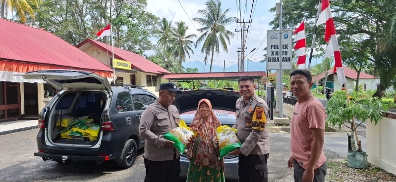 Kapolsek X Koto Dibawah Distribusikan Beras Gerakan Pasar Murah kepada Warga Singkarak