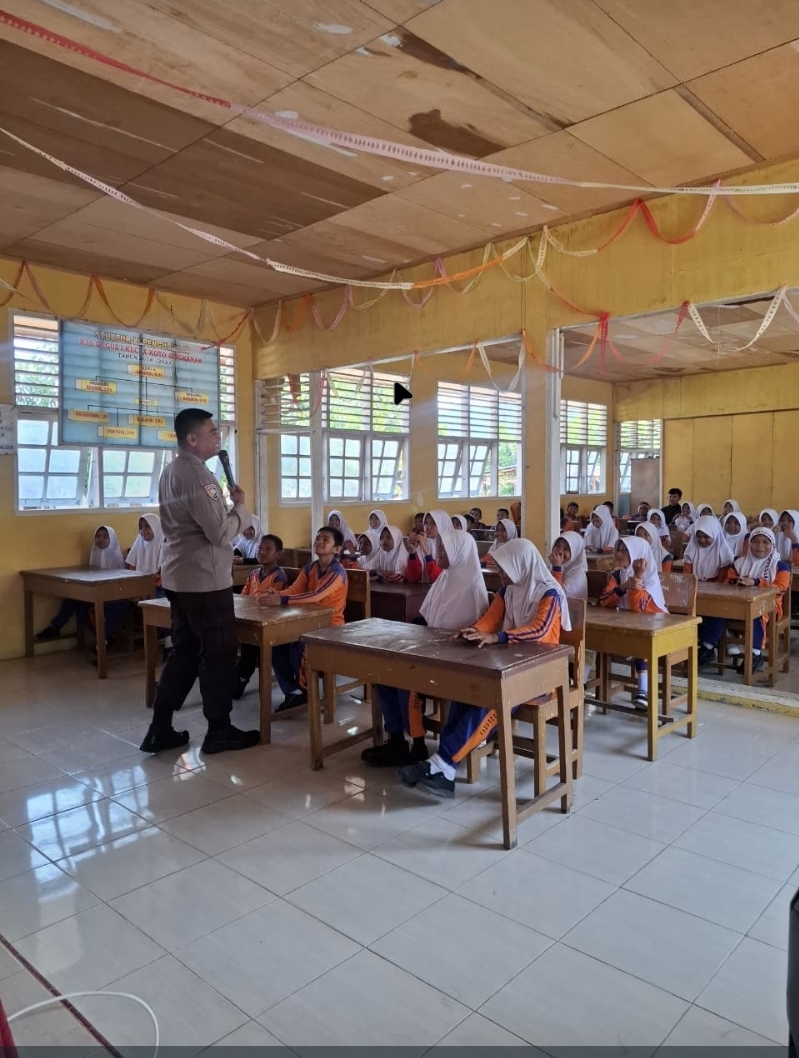 Bhabinkamtibmas Nagari Sumani Aiptu Oktarizal Polisi Mengajar di SDN 01 Singkarak