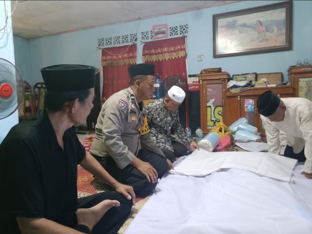 Bhabinkamtibmas Lubeg Aipda Dian Wihendro Ratno lakukan Pemulasaraan&nbsp;Jenazah