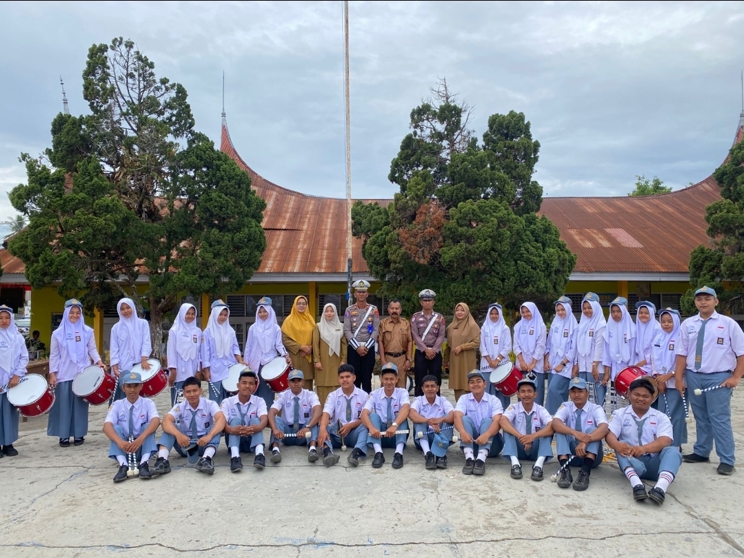 Police Goes To School, Kasat Lantas Polres Tanah Datar Berikan Imbauan Pada Saat Memimpin Upacara di SMAN 1 Sungayang