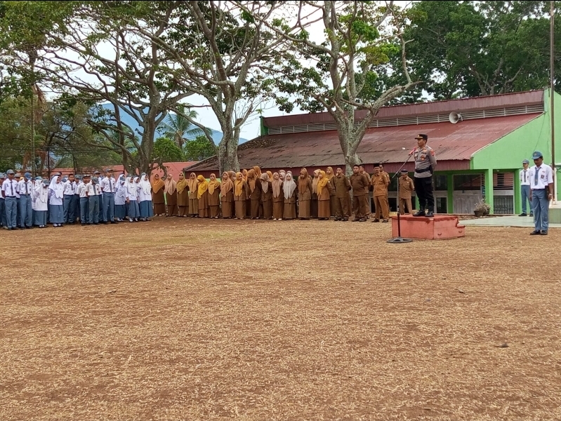 Police Goes To School, Kapolsek Sungai Tarab Berikan Himbauan Pada Saat Memimpin Upacara di SMAN 1 Sungai Tarab