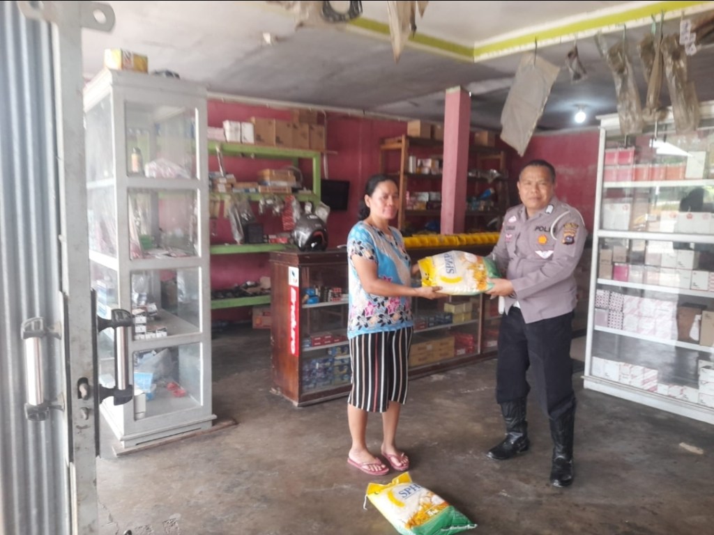 Bhabinkamtibmas Nagari Abai Siat Salurkan Beras Sphp Untuk&nbsp;Warga