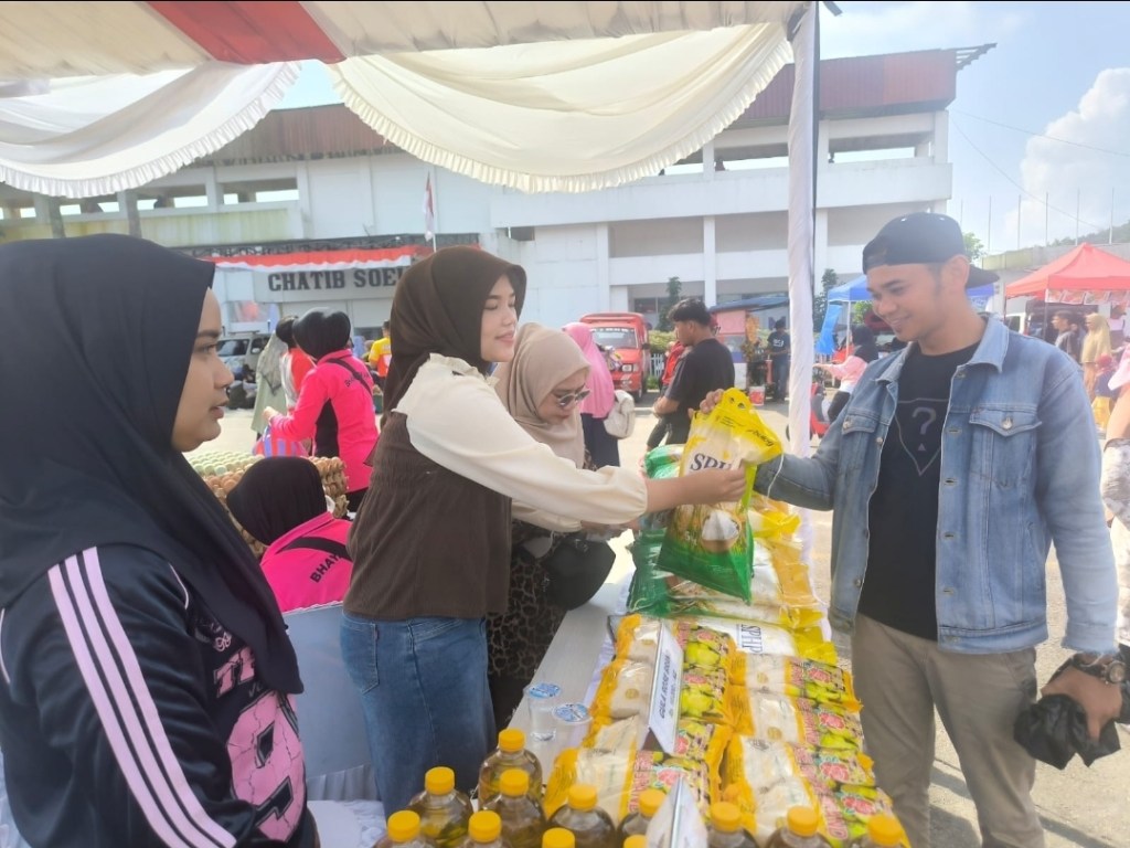 Polres padang panjang menggelar operasi pasar murah beras ,Minyak dan gula di kantor Lurah Silaing&nbsp;Atas