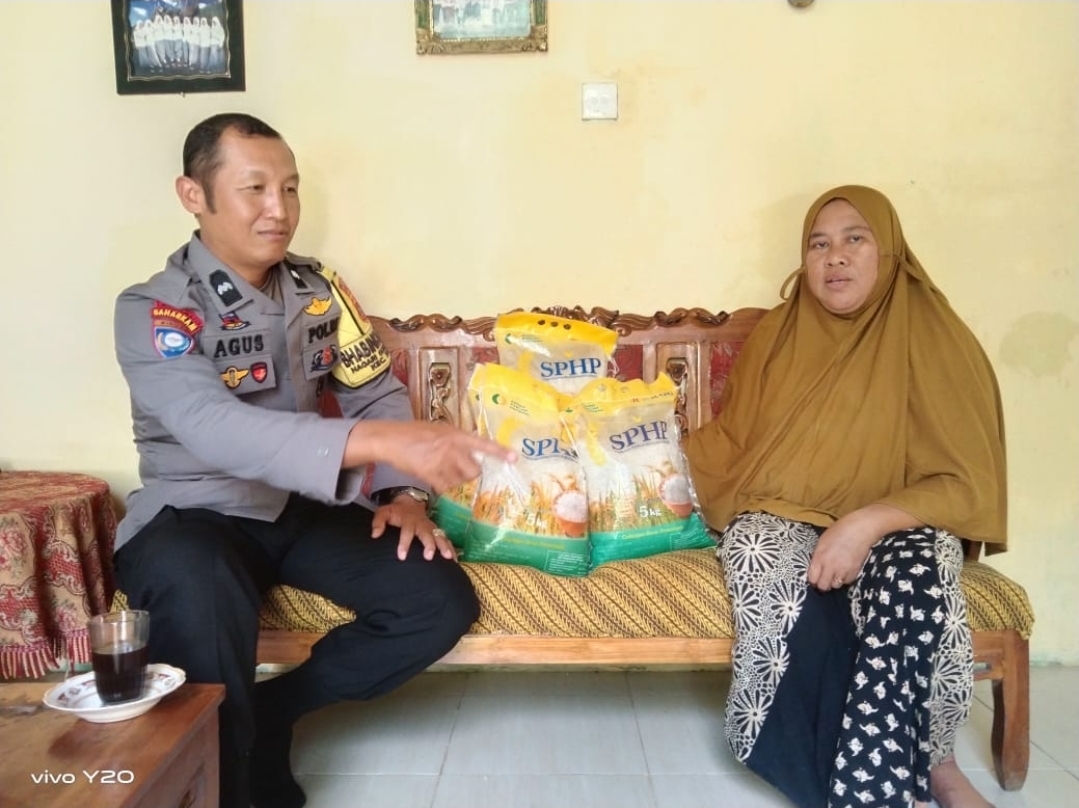 Bhabinkamtibmas Salurkan 200 Kg Beras SPHP, Warga Nagari Gunung Medan Senang dan Terbantu