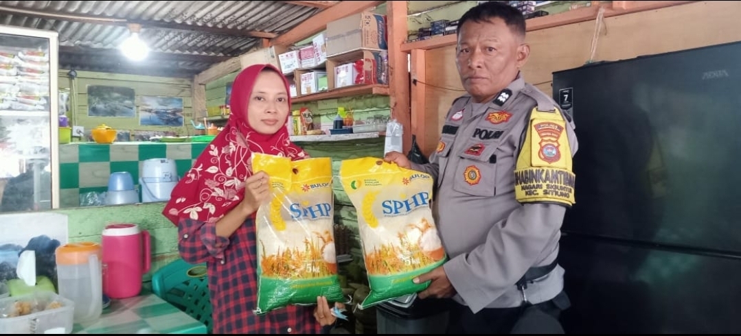 Bhabinkamtibmas Siguntur Salurkan Beras SPHP, Warga Terbantu Harga Pangan Stabil