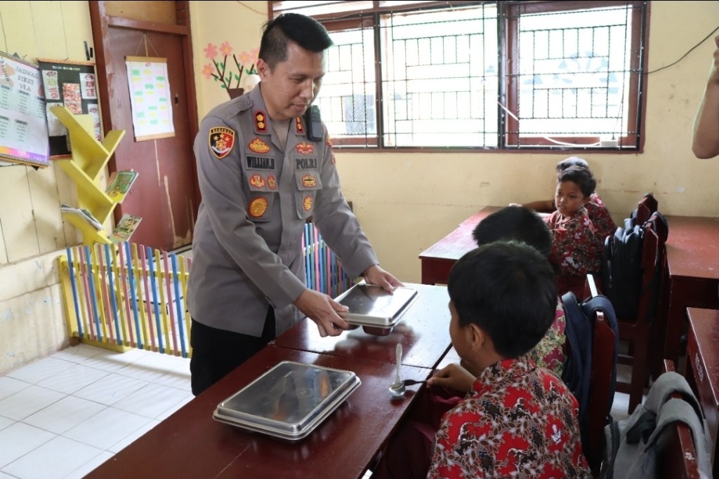 Kapolres Sijunjung AKBP Willian Harbensyah Hadiri Pendistribusian Makanan Bergizi Gratis di SD N 20&nbsp;Sijunjung