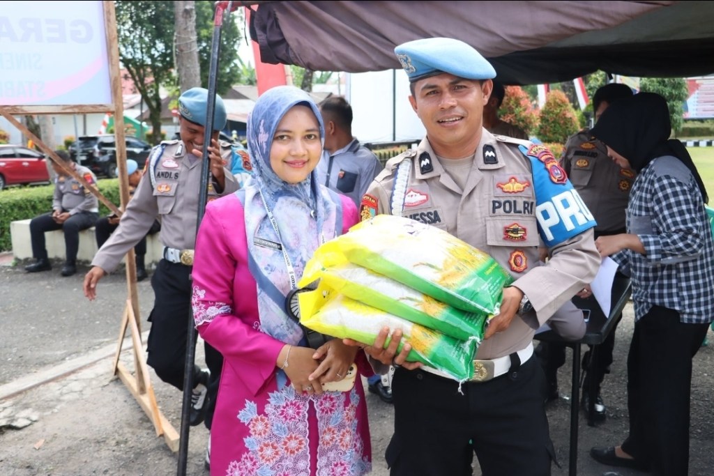 Polres Agam Distribusi Beras Murah dalam rangka stabilkan harga&nbsp;pangan.