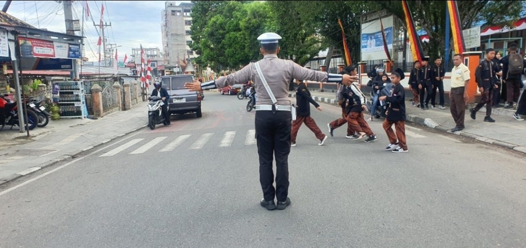 Layani Masyarakat di Pagi Hari, Polresta Bukittinggi Gelar Pengaturan lalu lintas&nbsp;Jalan.