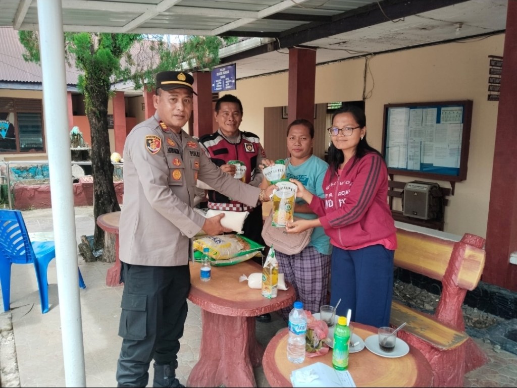 Kapolsek Sungai Rumbai Bersama Personel Salurkan Beras SPHP, Minyak Goreng, dan Gula Pasir kepada Warga Kurnia&nbsp;Selatan