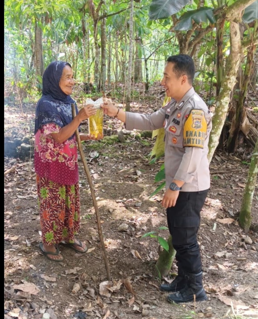 Bhabinkamtibmas Polsek Suliki Gelar Jum’at Berkah, Bagikan Sembako kepada&nbsp;Warga