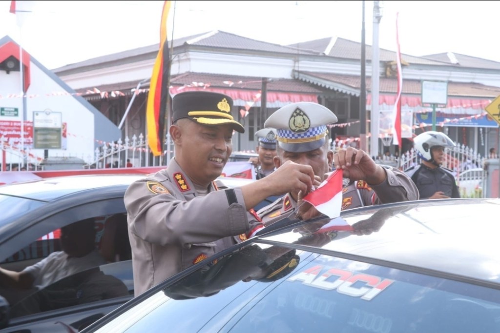 Polresta Bukittinggi Gelar Kegiatan Semarak HUT ke-80 RI dengan Membagikan Bendera Merah&nbsp;Putih