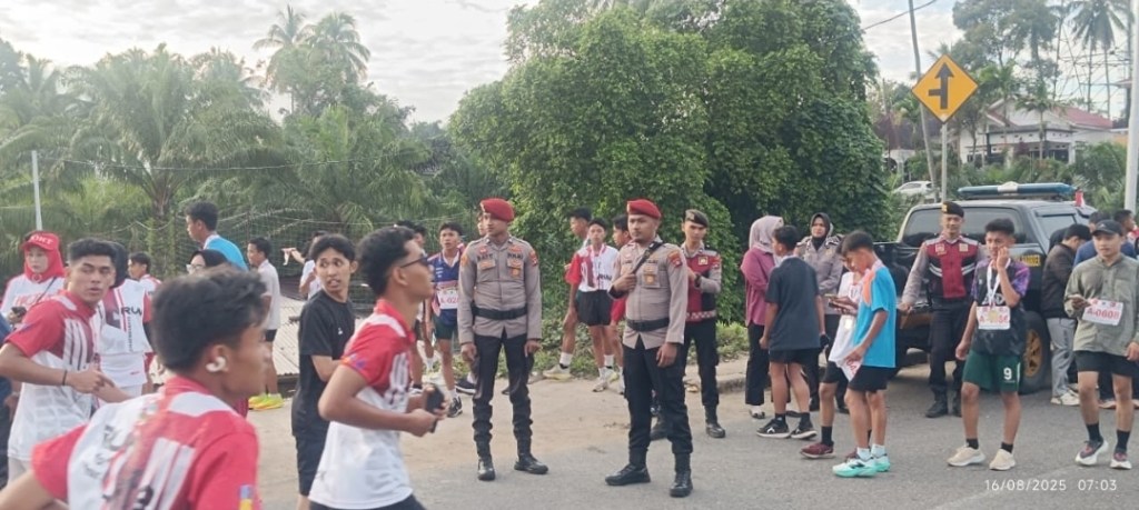 Ciptakan Kelancaran dan Keamanan, Personel Polres Dharmasraya Amankan Fun Run HUT RI&nbsp;ke-80