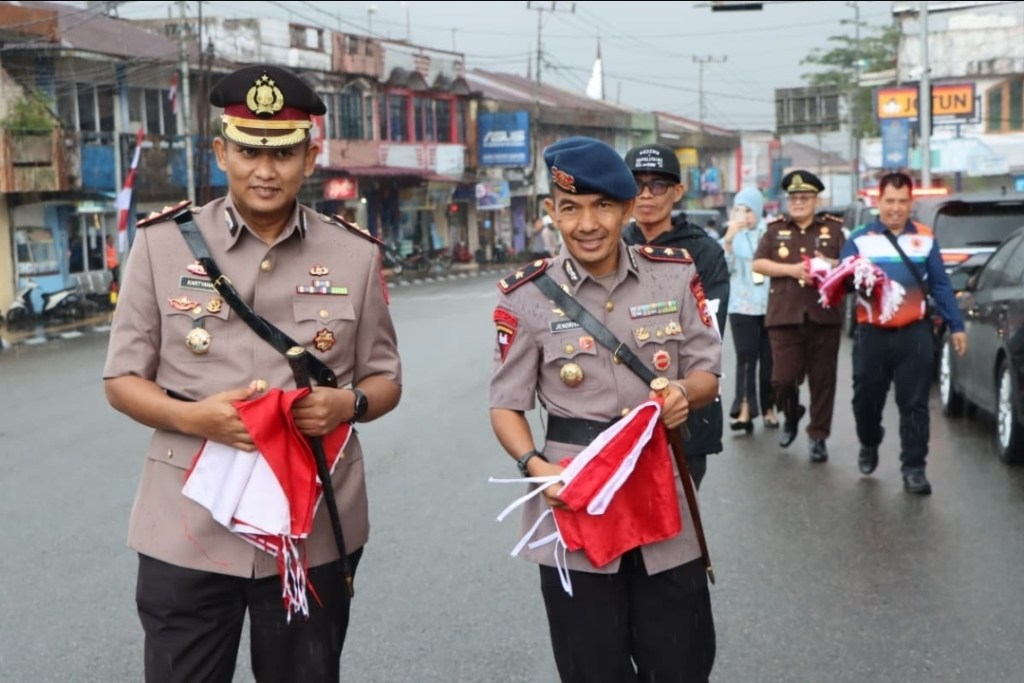 Kapolres Padang Panjang bersama Wako Hendri Arnis dan Forkopimda Bagikan Bendera di Tengah deras&nbsp;Hujan