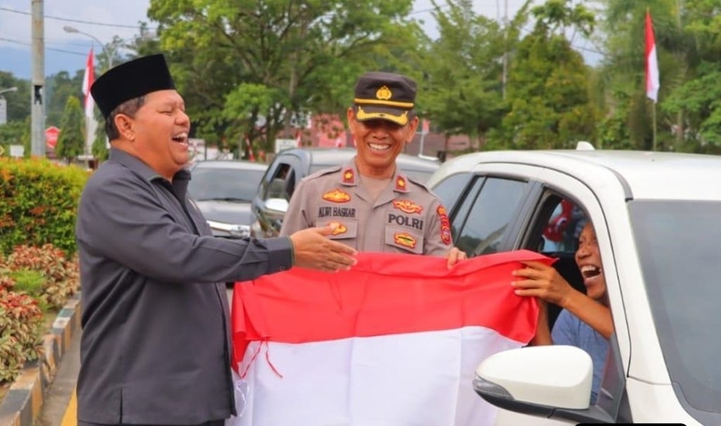 Polres Pesisir Selatan dan Pemkab Bagikan Bendera Merah Putih untuk Sambut HUT RI&nbsp;ke-80