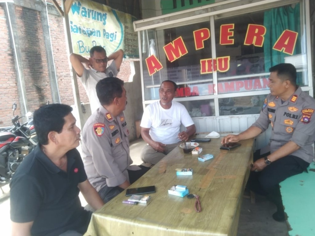 Satbinmas Polres Dharmasraya Sosialisasikan Pendistribusian Beras SPHP di Pasar&nbsp;Ampalu