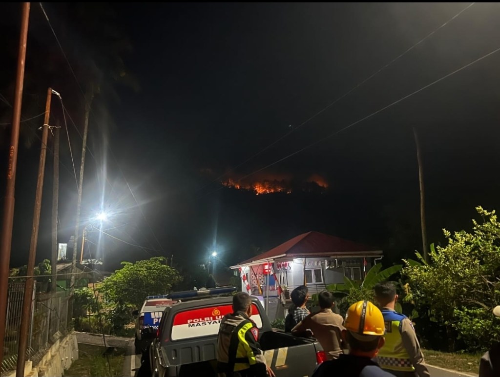 Polres Sawahlunto dan Polsek Barangin Tanggap Cepat Kebakaran Lahan di Puncak&nbsp;Kapa