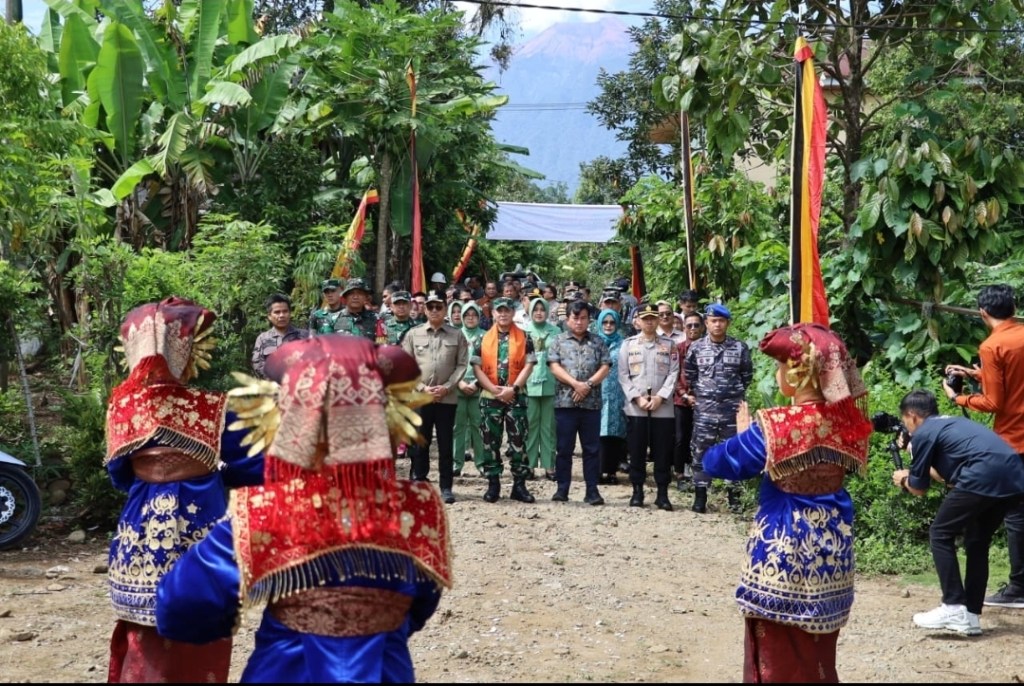 Sinergi TNI-Polri Wujudkan Pembangunan Desa: Kapolres Solok Selatan Hadiri Penutupan TMMD ke-125 Tahun&nbsp;2025