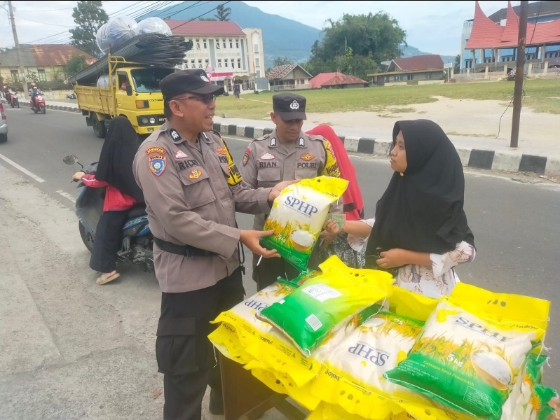 Bantu Masyarakat Melalui Kegiatan Gerakan Pangan Murah, Bhabinkamtibmas Polresta Bukittinggi Sambangi&nbsp;Warga