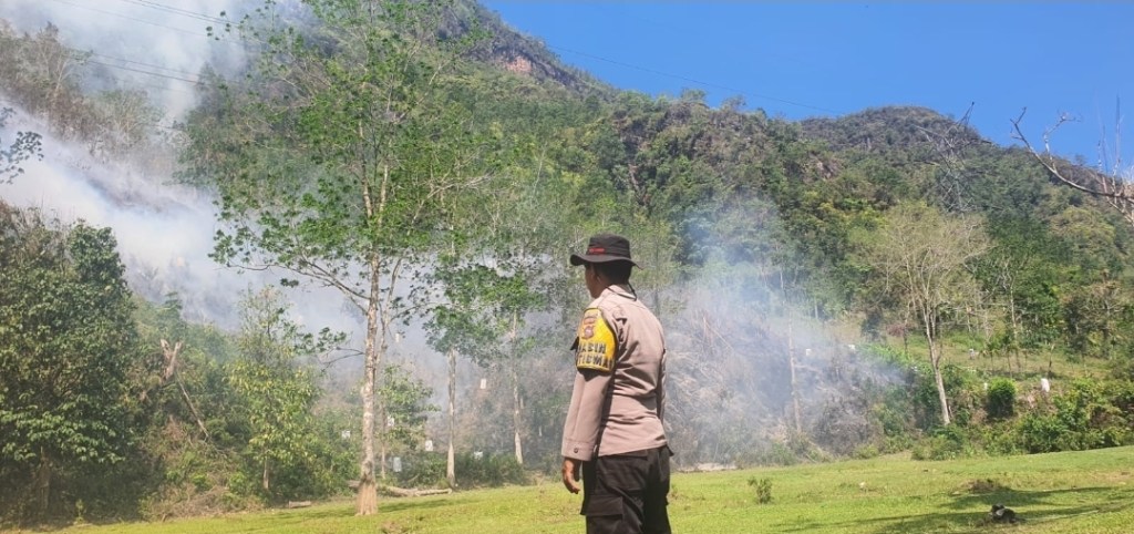 Kebakaran Lahan Terjadi di Jorong Air Putih Sarilamak, Polri dan TNI Bersama Warga Berhasil Lakukan&nbsp;Pemadaman
