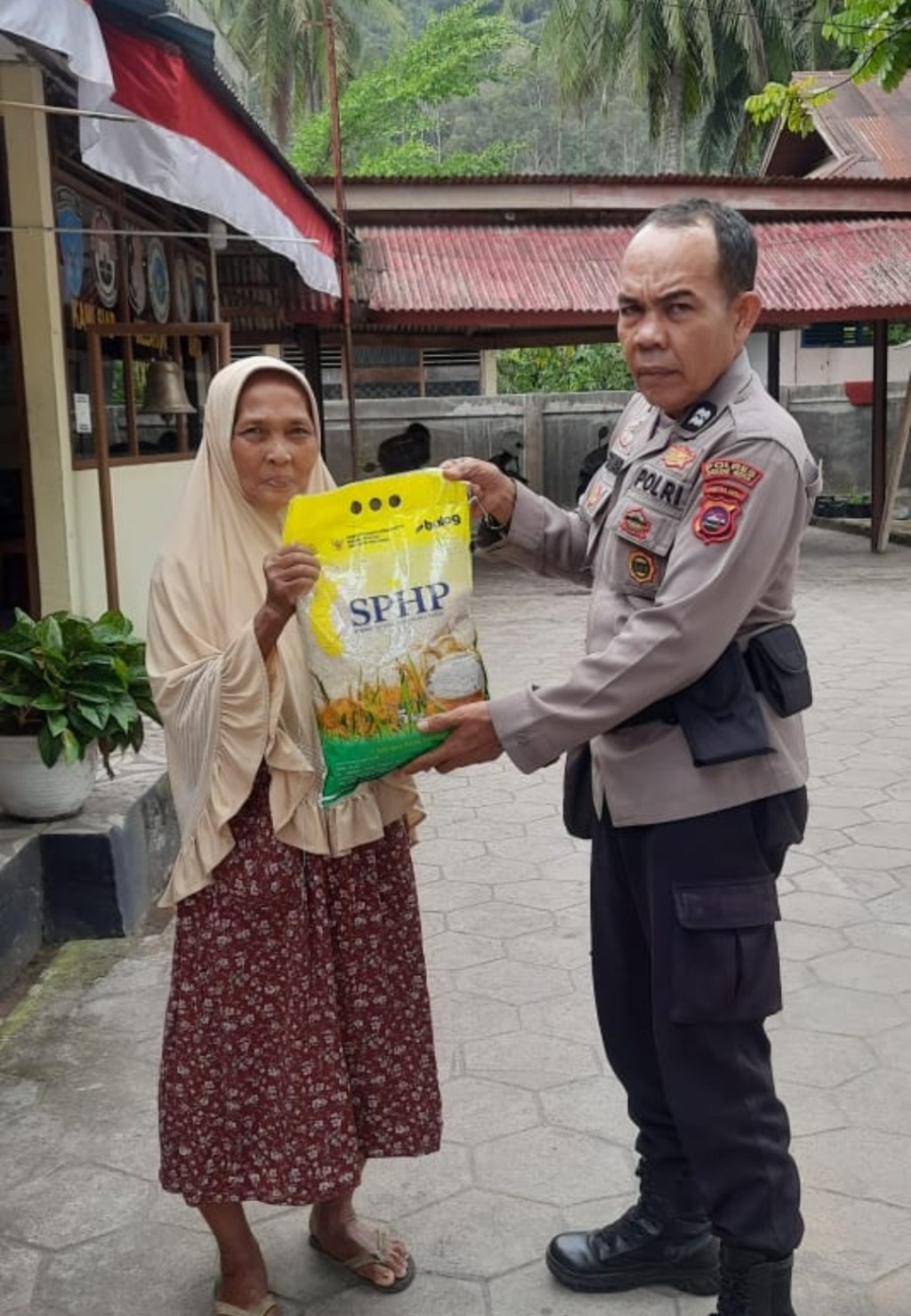 Polsek IX Koto Sungai Lasi Laksanakan Gerakan Pangan Murah Beras Stabilitas Pasokan dan Harga Pangan&nbsp;(SPHP)