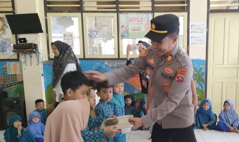 Polsek Lunang Silaut Kawal Peluncuran Program Makanan Bergizi Gratis untuk Ribuan&nbsp;Pelajar