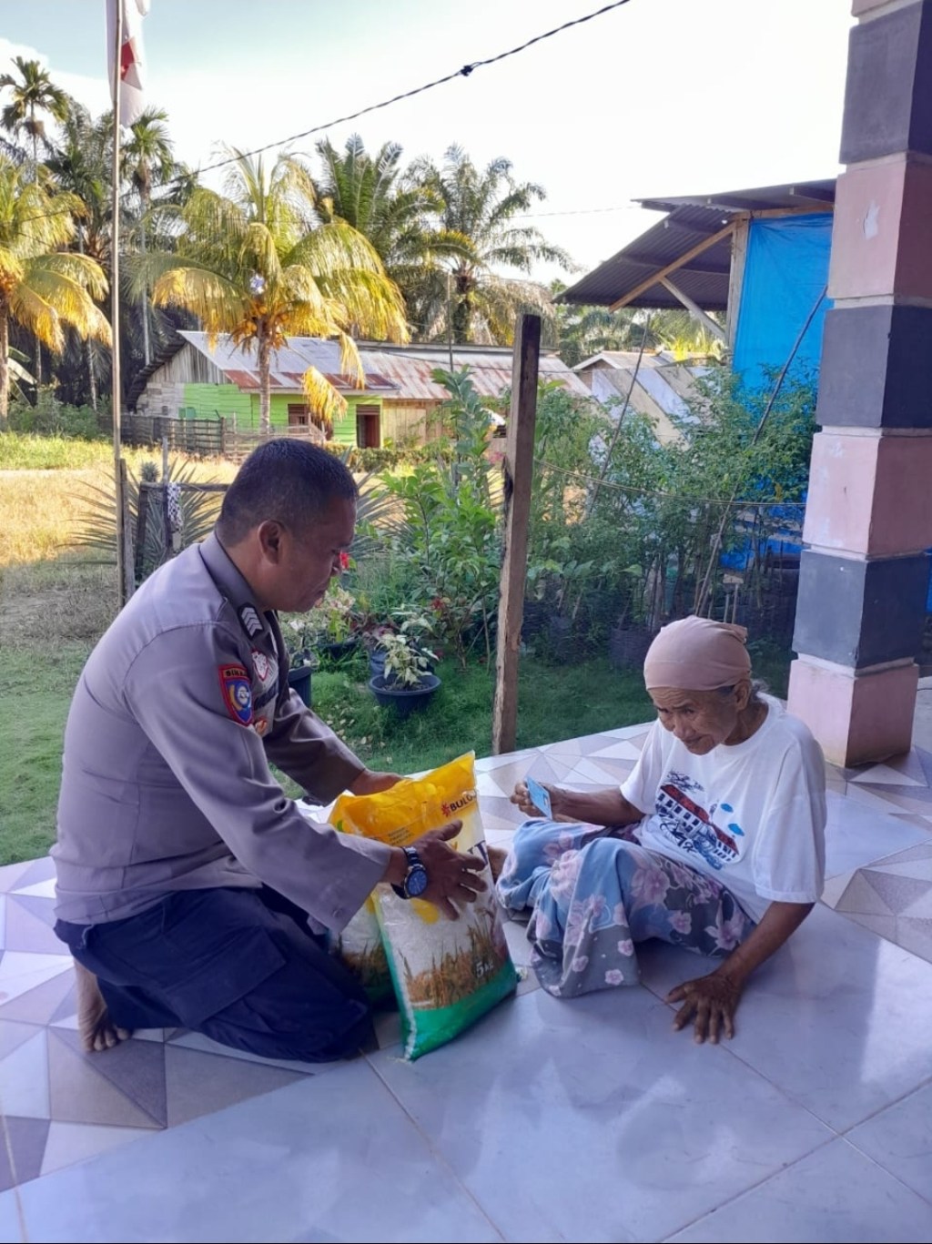 Bhabinkamtibmas Koto Gadang Salurkan Beras SPHP Bantu&nbsp;Warga