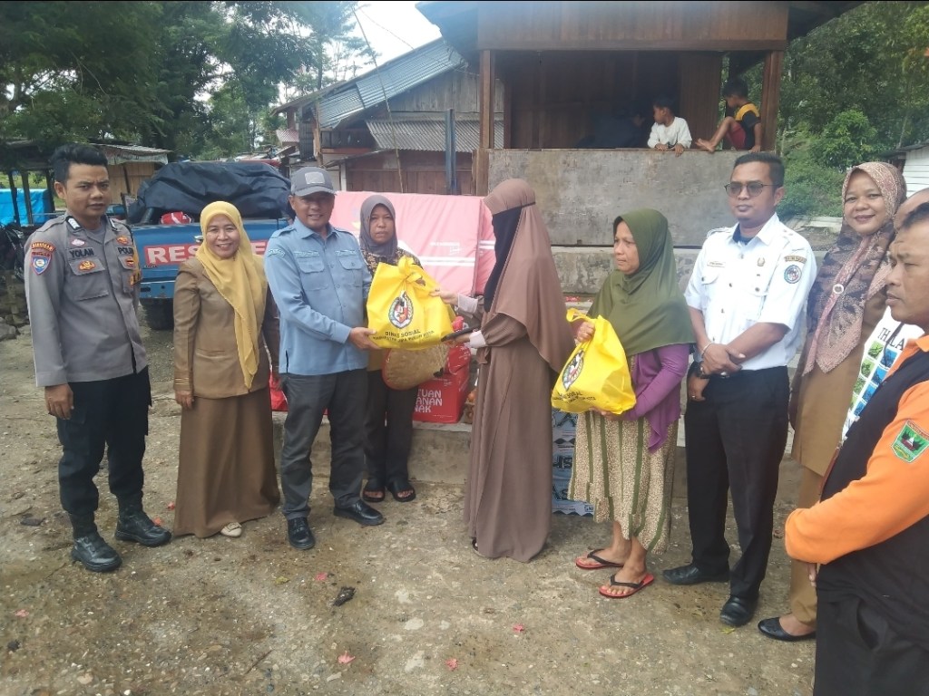 Bhabinkamtibmas dan Wali Nagari Taram Dampingi Dinas Sosial Salurkan Bantuan&nbsp;Sembako