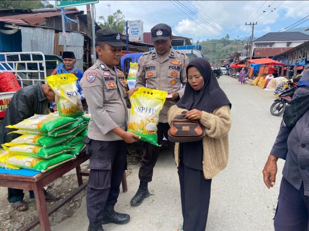 Polsek Lembang Jaya Gelar Bazar Beras SPHP untuk&nbsp;Masyarakat