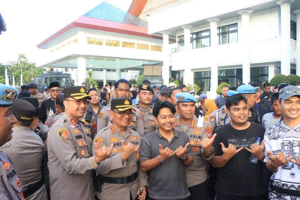 Polda Sumbar Amankan Aksi Unras di DPRD, Berlangsung Aman, Tertib, dan&nbsp;Damai