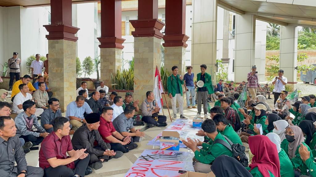 Sejuk di Tengah Aksi: Kapolres, Mahasiswa, dan DPRD Dharmasraya Duduk Bersama Jaga&nbsp;Damai