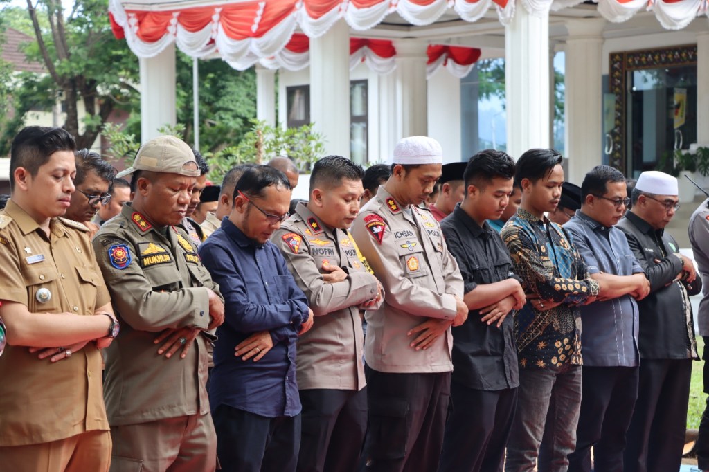 Sejarah Baru di Tanah Datar: Kapolres Tanah Datar dan Demonstran HMI Bersatu dalam Sholat Ghaib, Bukti Kedewasaan&nbsp;Berdemokrasi