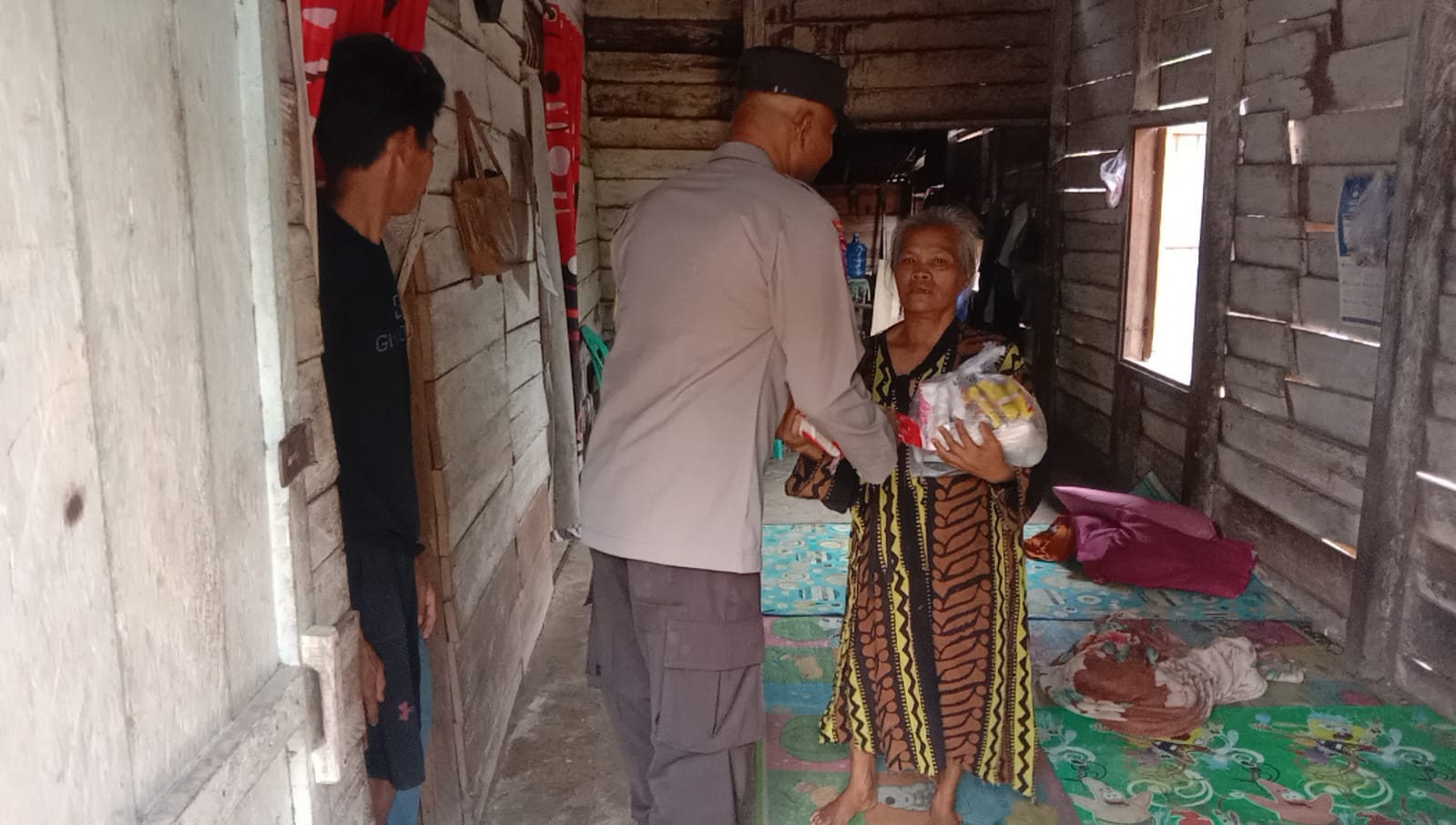 Polres Dharmasraya Melalui Bhabinkamtibmas Salurkan Bansos ke Warga Sungai Kambut
