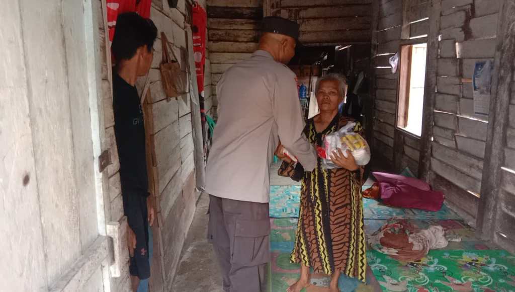 Polres Dharmasraya Melalui Bhabinkamtibmas Salurkan Bansos ke Warga Sungai&nbsp;Kambut