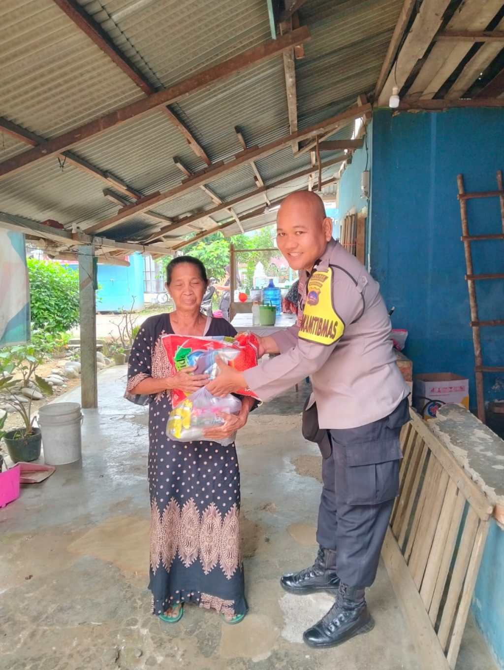 Ibu Yusnimar Sampaikan Terima Kasih kepada Polres Dharmasraya atas pemberian&nbsp;Sembako