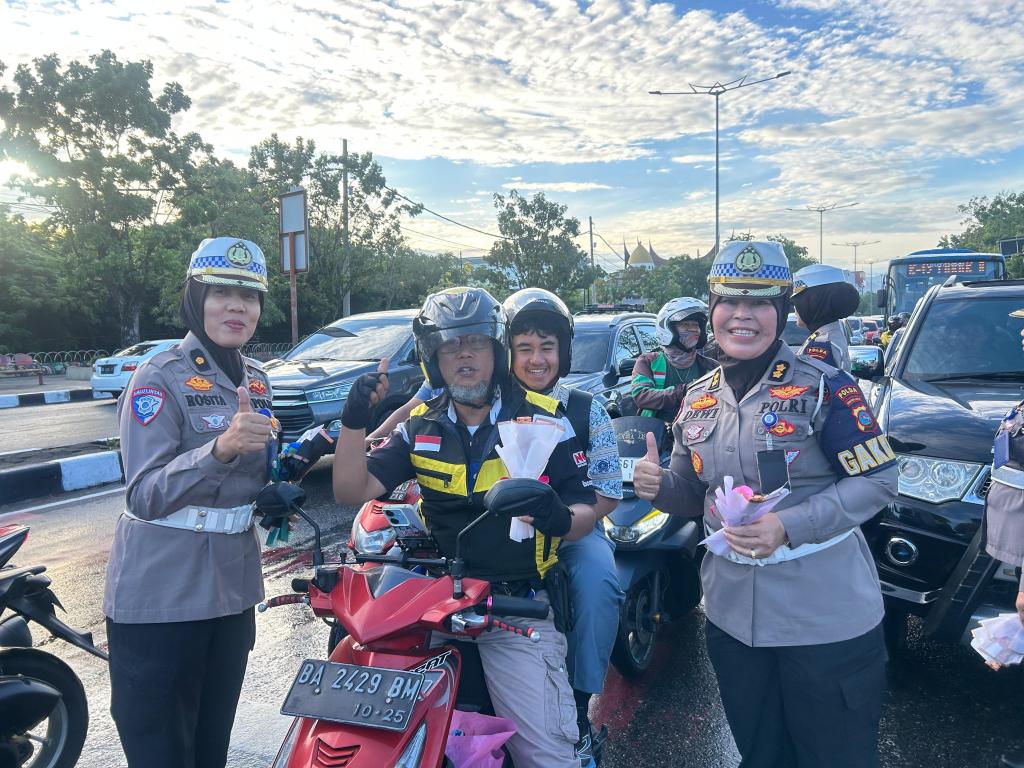 Polwan Ditlantas Polda Sumbar Gelar “Polwan Menyapa” dalam Peringatan HUT Lalu Lintas ke-70 di&nbsp;Padang