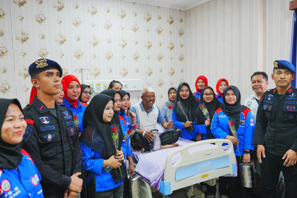 Buruh KSPSI Jenguk Anggota Polri Korban Kerusuhan di RS Polri Kramat&nbsp;Jati