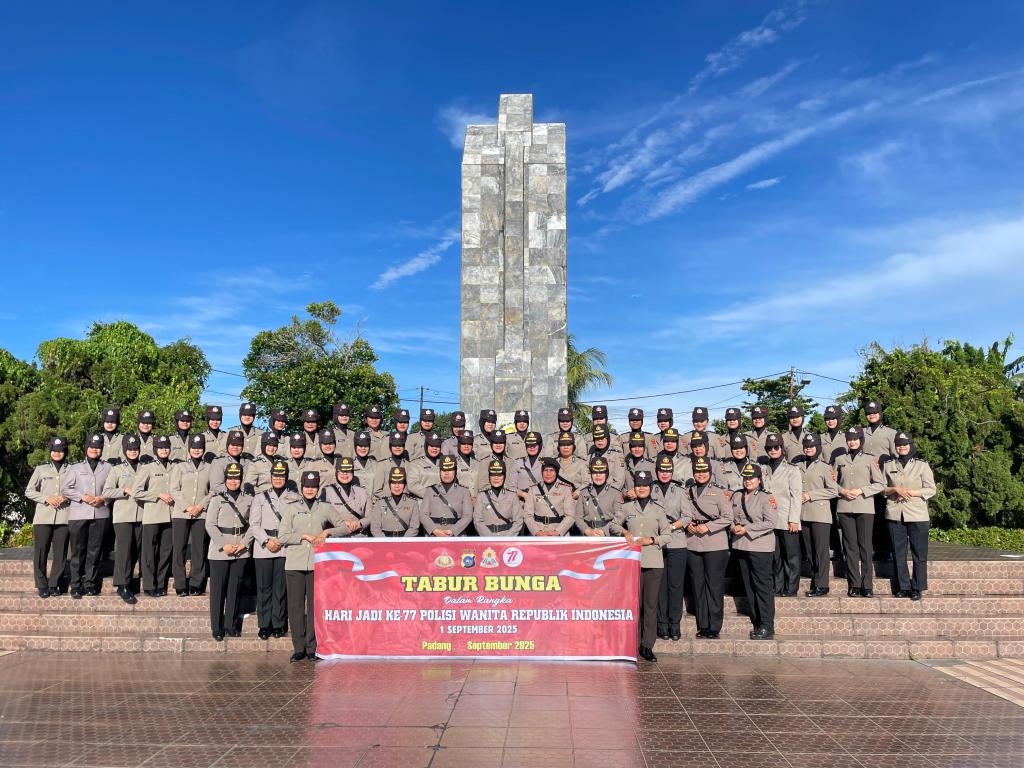Polwan Polda Sumbar Gelar Tabur Bunga di TMP Lolong Peringati Hari Jadi&nbsp;ke-77