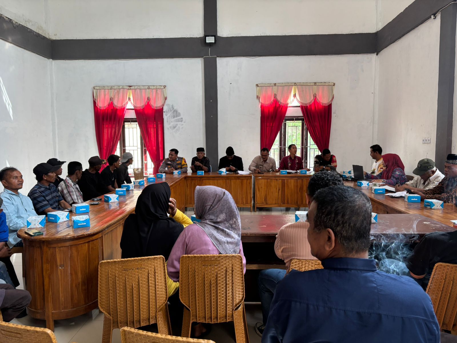 Warga Lubuk Gadang Musyawarah Sekolah Rakyat: Bhabinkamtibmas Kawal, Harapan Baru untuk Pendidikan