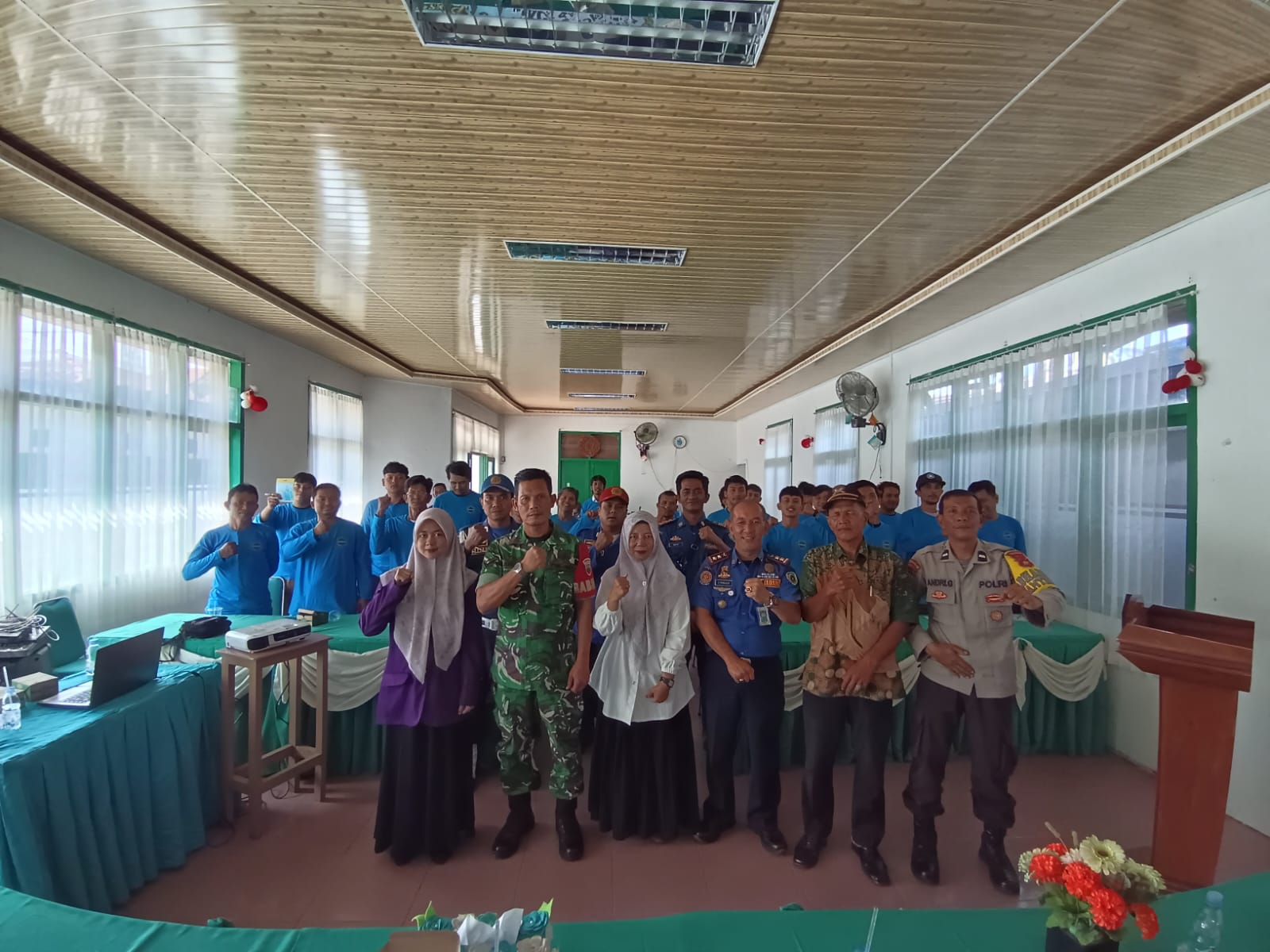 Siskamling Solid, Keamanan Terjamin: Bhabinkamtibmas Gelorakan Semangat Warga Jaga Kamtibmas