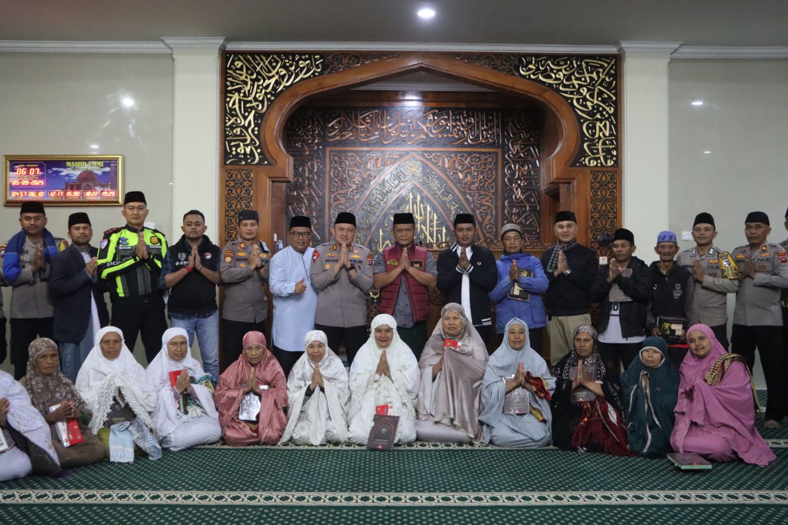 Kapolda Sumbar Gelar Subuh Berjamaah Bersama Masyarakat di Masjid Ummi Alahan Panjang