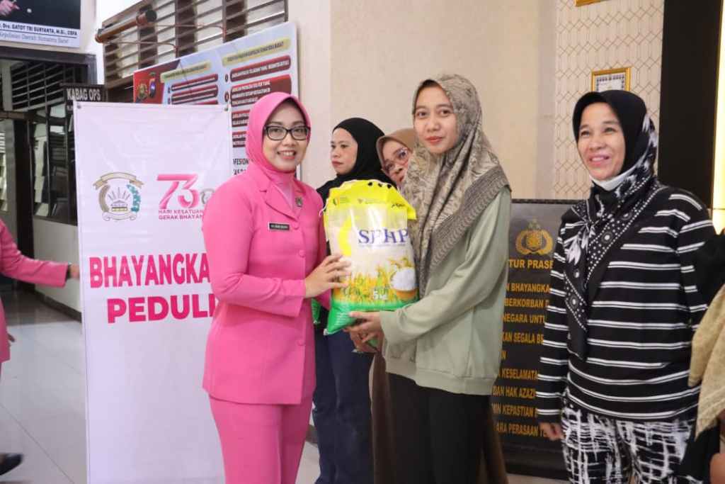 Bhayangkari Polres Agam “Salurkan Beras SPHP, Kepada Pihak Media Di Lubuk Basung, Bukti Kedekatan Dengan Pihak&nbsp;Media.