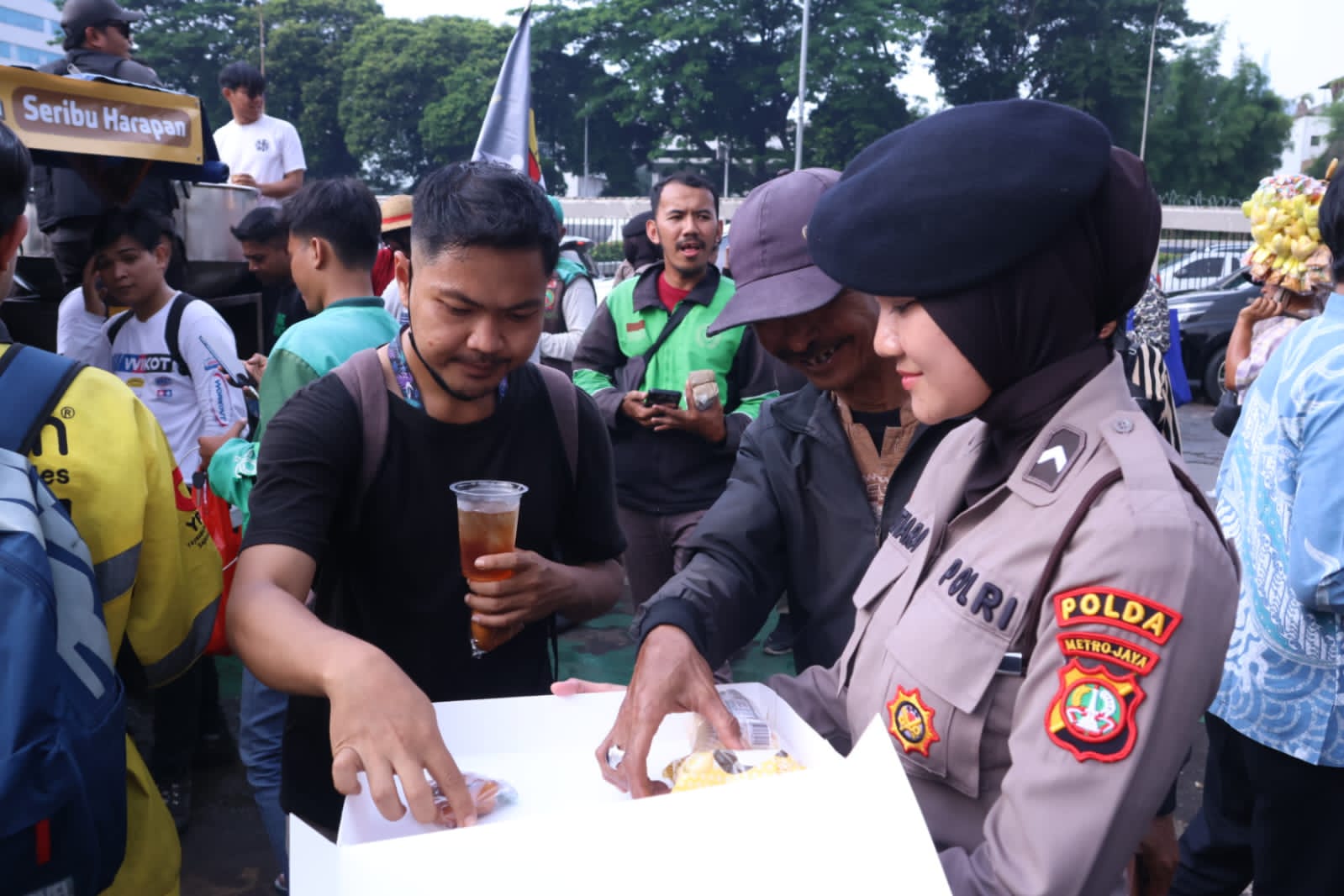 Aksi Humanis, Polwan Bagikan Air Mineral dan Roti untuk Massa Demo di Depan DPR