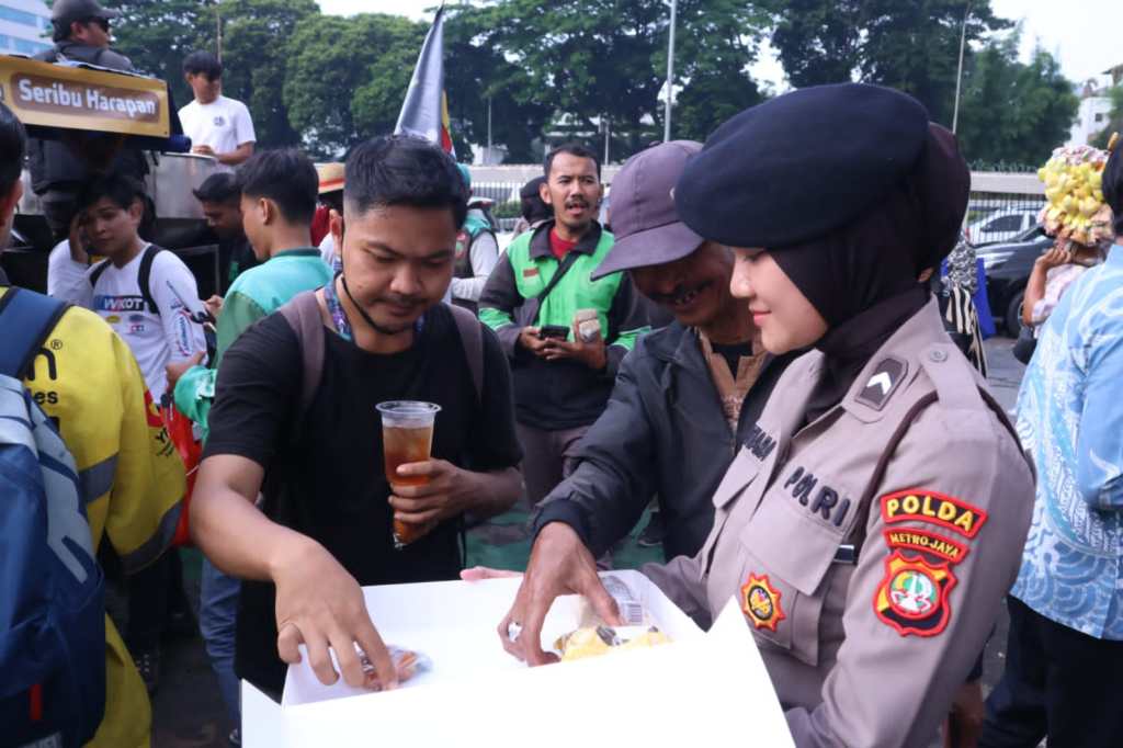 Aksi Humanis, Polwan Bagikan Air Mineral dan Roti untuk Massa Demo di Depan&nbsp;DPR