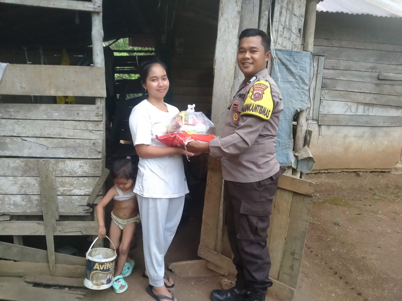 Polres Dharmasraya Salurkan Bansos ke Warga Nagari Batu Rijal