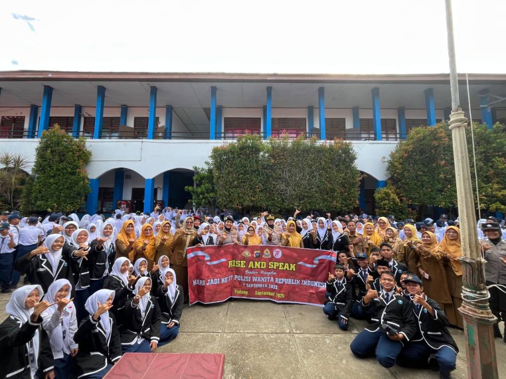 Polwan Polda Sumbar Gelar “Polwan Go To School” di SMPN 12&nbsp;Padang