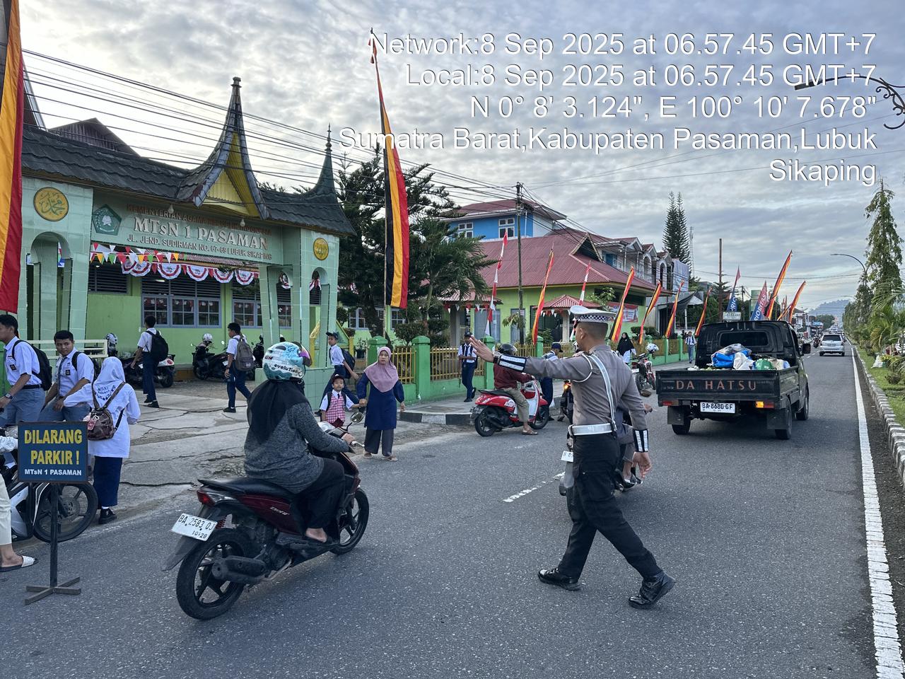 Personil Polres Pasaman Commander Wish Pagi Jaga Kamseltibcar Lantas