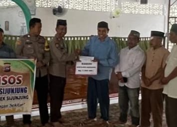 Kapolres Sijunjung Salurkan Bansos Senilai Rp15 Juta untuk Renovasi Dua Masjid Melalui Kapolsek Sijunjung‎