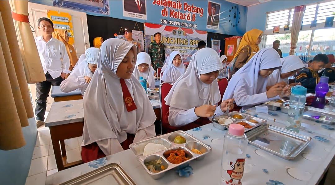 Kasat Binmas Polres Solok Kota Hadiri Launching Program Makan Bergizi Gratis di SD 06 PPA