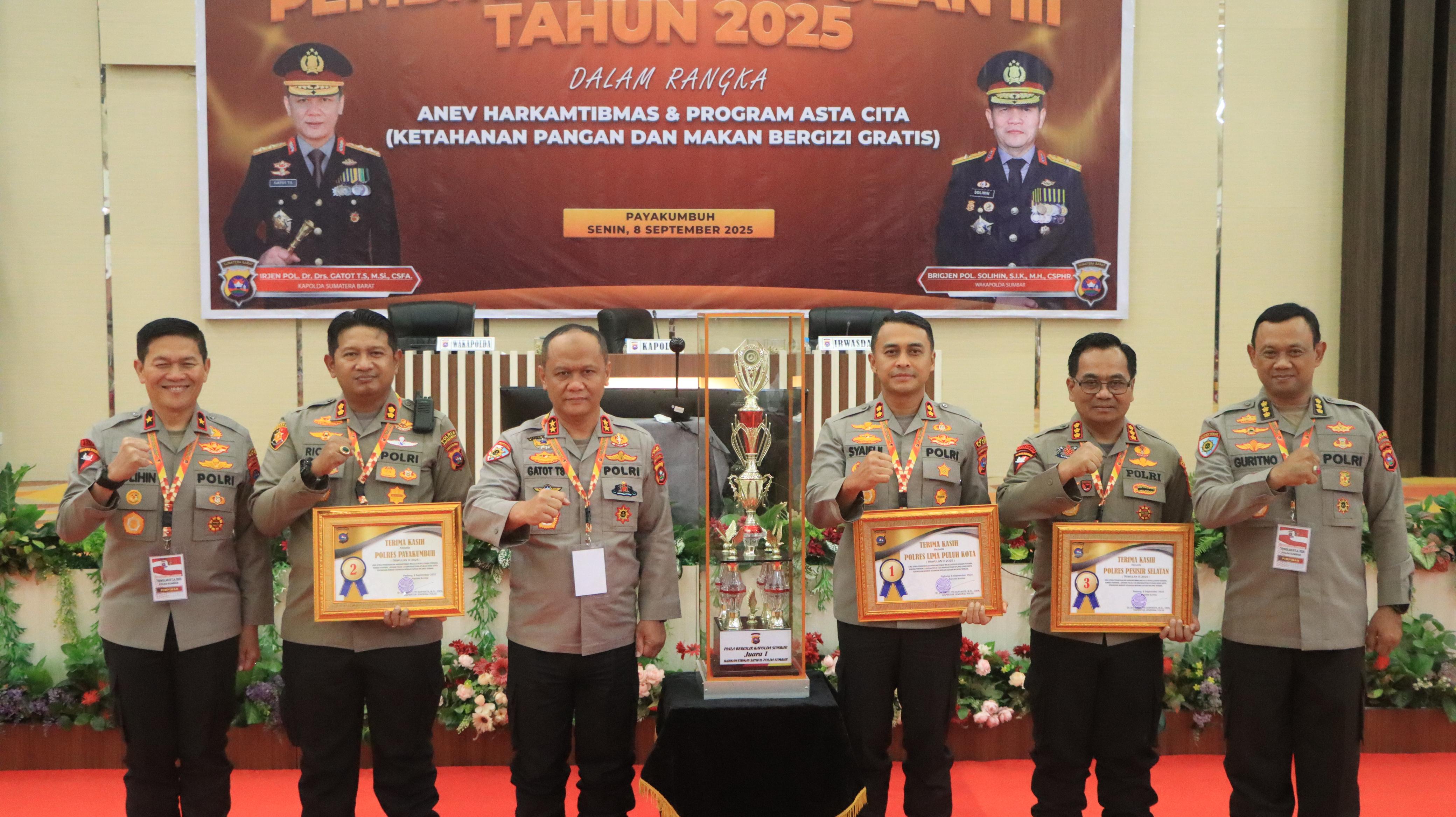 Kapolda Sumbar Berikan Penghargaan kepada Kapolres 50 kota dalam rangka Anev Harkamtibmas
