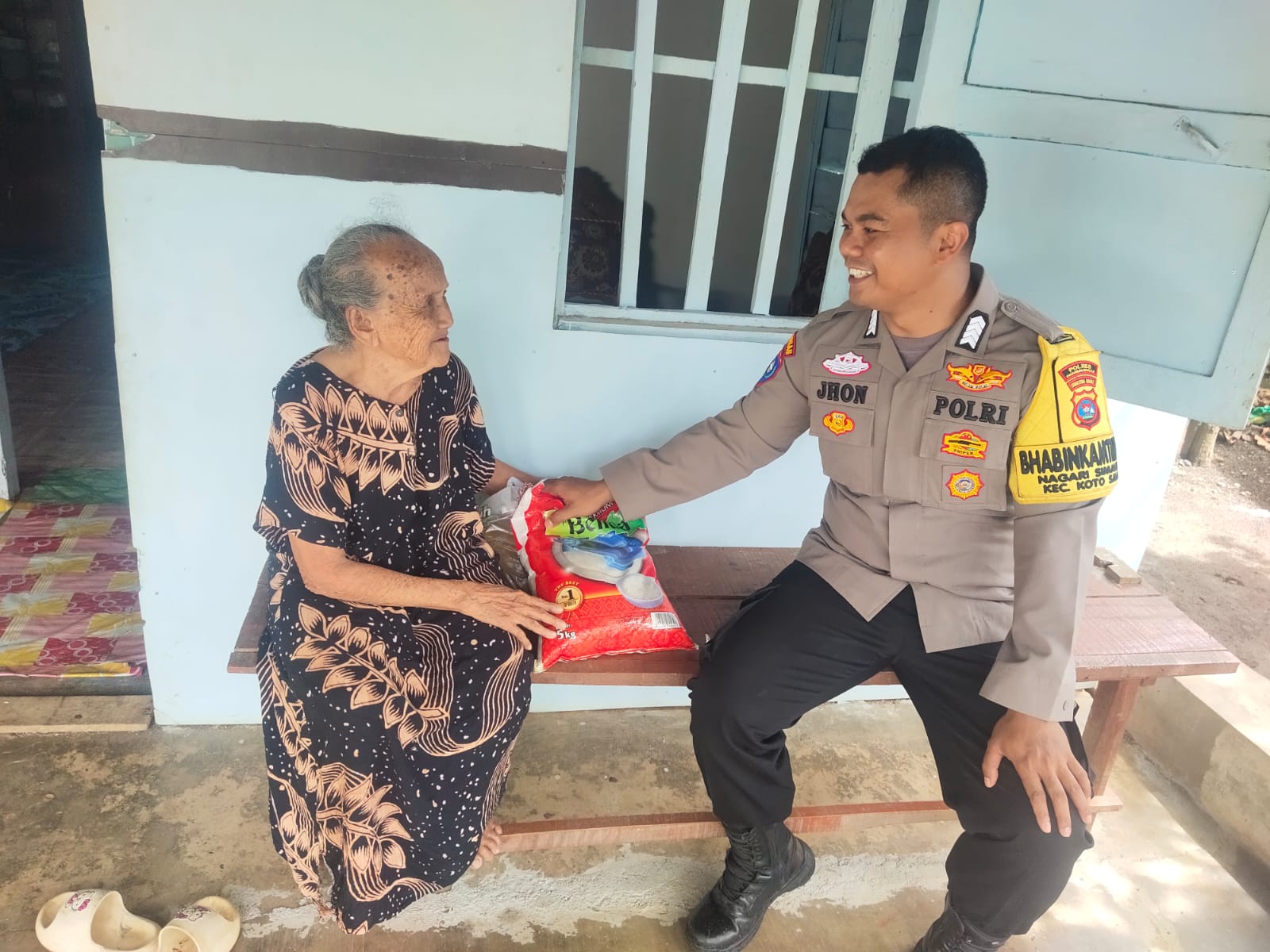 Dua Warga Lanjut Usia Padukuan Terima Bantuan Sembako dari Polres Dharmasraya